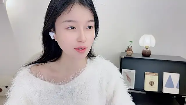 Snapshot of Onechestnut chatting on December 5, 6:00 am Onechestnut online show from December 5, 6:00 am