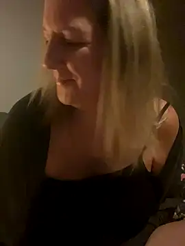 Snapshot of X-Victoria-X chatting on October 13, 4:01 am X-Victoria-X online show from October 13, 4:01 am