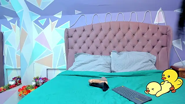 Scarletbigbug online show from November 1, 11:45 am