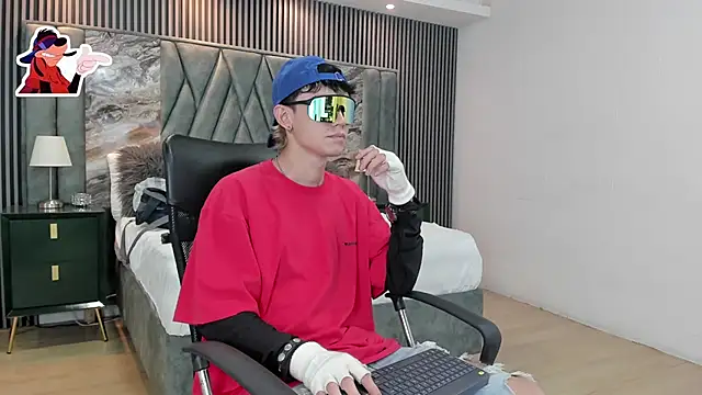 Snapshot of Michael_blue chatting on October 31, 9:27 pm Michael blue online show from October 31, 9:27 pm