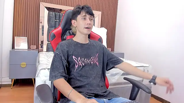 Snapshot of Michael_blue chatting on November 1, 9:06 pm Michael blue online show from November 1, 9:06 pm