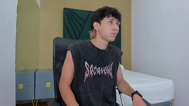 Snapshot of Michael_blue chatting on December 18, 12:00 pm Michael blue online show from December 18, 12:00 pm