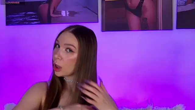 AlysonHuxley  online show from November 6, 4:30 pm