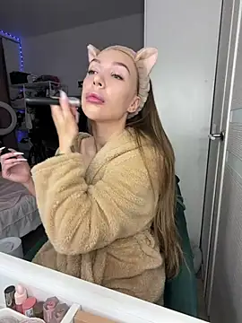 AlysonHuxley  online show from February 7, 1:20 am