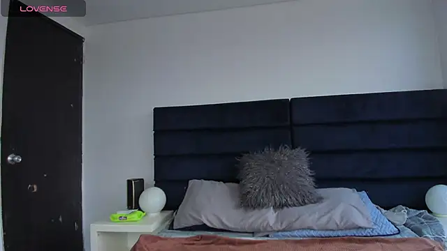 CHARLOTTE KNOX online show from September 12, 12:16 pm