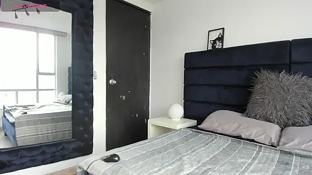 CHARLOTTE KNOX online show from October 2, 11:50 am