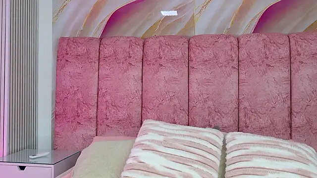 emmacurvy online show from February 18, 3:13 am