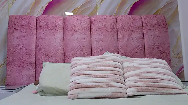 emmacurvy online show from April 11, 3:11 am