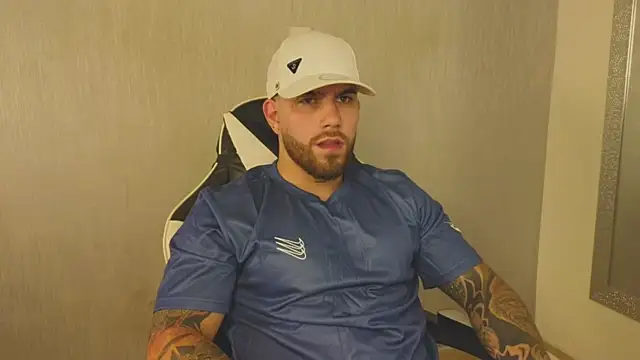 Snapshot of Ades_Lowe chatting on November 1, 12:29 pm Ades Lowe online show from November 1, 12:29 pm