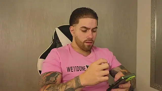 Snapshot of Ades_Lowe chatting on November 16, 12:00 pm Ades Lowe online show from November 16, 12:00 pm