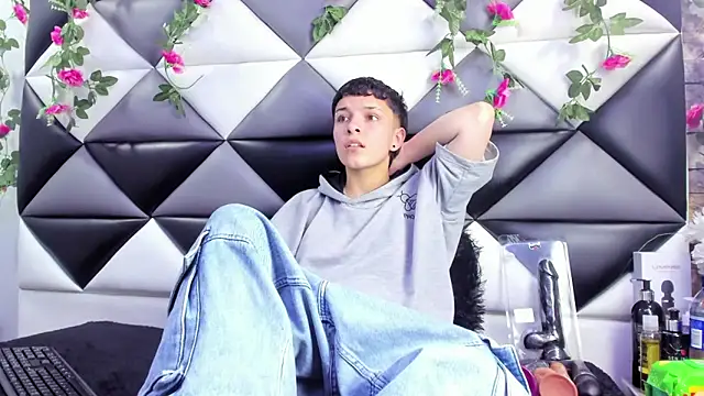 Megan Thompson  online show from October 28, 2:15 am