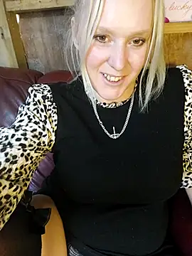 Bouncy-Bella28X online show from November 3, 11:44 am