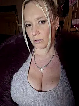 Bouncy-Bella28X online show from December 17, 12:33 pm