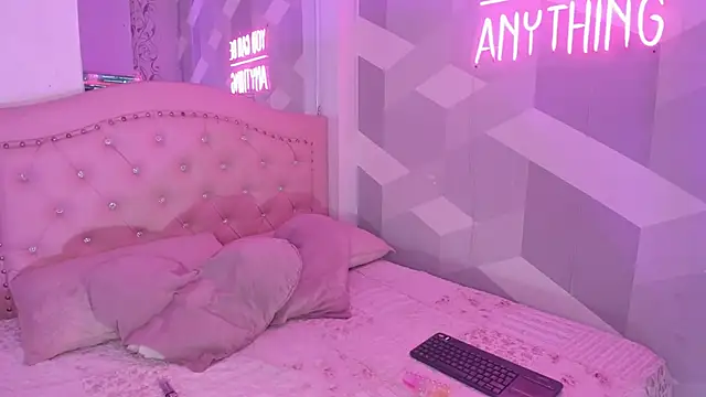 Snapshot of BiancaShermann chatting on February 3, 8:47 pm BiancaShermann online show from February 3, 8:47 pm