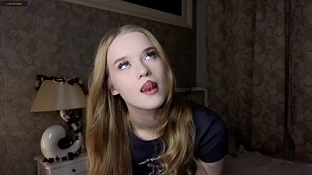 Snapshot of Emma_Frosty chatting on October 24, 7:10 pm Emma Frosty online show from October 24, 7:10 pm