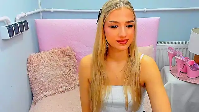 Snapshot of EvetteRose chatting on October 10, 5:45 pm EvetteRose online show from October 10, 5:45 pm