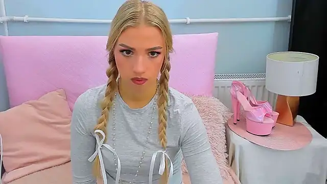 Snapshot of EvetteRose chatting on October 14, 3:24 pm EvetteRose online show from October 14, 3:24 pm