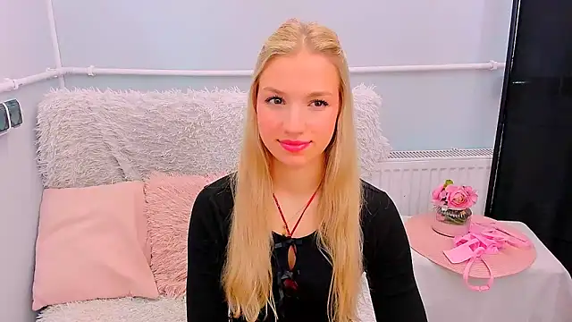 EvetteRose online show from April 13, 8:25 pm