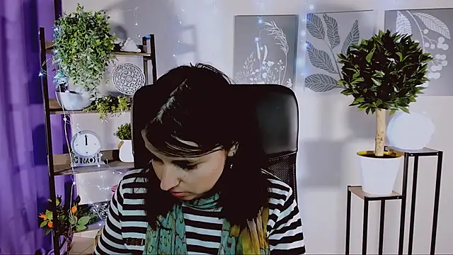 Snapshot of MartaEdams chatting on April 15, 6:31 am MartaEdams online show from April 15, 6:31 am