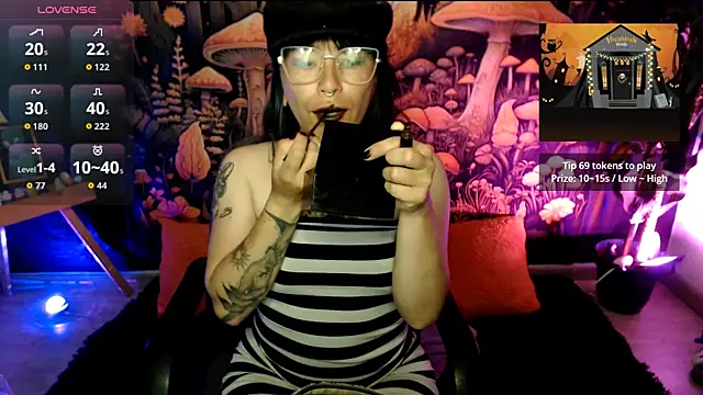 LunaBunny8 online show from October 18, 7:31 am