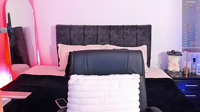 Taylormaxwell online show from February 16, 8:05 pm