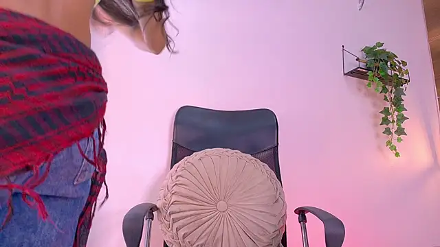 Snapshot of TiffValentinee_ chatting on October 13, 7:58 pm TiffValentinee online show from October 13, 7:58 pm