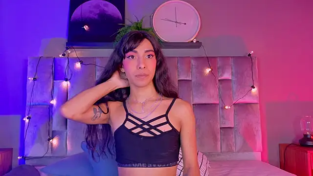 Snapshot of TiffValentinee_ chatting on October 18, 3:09 am TiffValentinee online show from October 18, 3:09 am