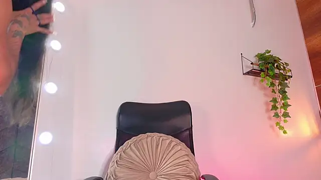 Snapshot of TiffValentinee_ chatting on October 20, 7:58 pm TiffValentinee online show from October 20, 7:58 pm