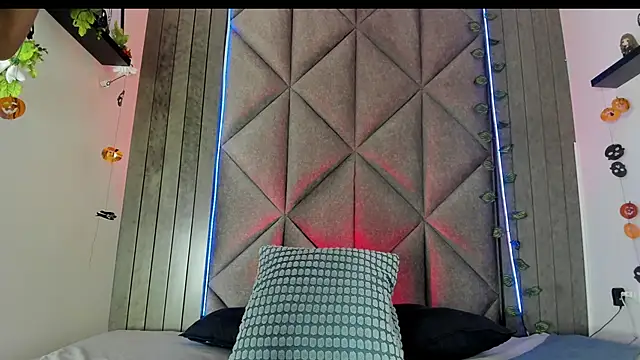 Snapshot of TiffValentinee_ chatting on October 24, 7:32 pm TiffValentinee online show from October 24, 7:32 pm