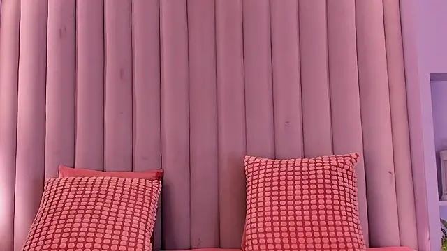 Snapshot of TiffValentinee_ chatting on October 28, 8:00 pm TiffValentinee online show from October 28, 8:00 pm