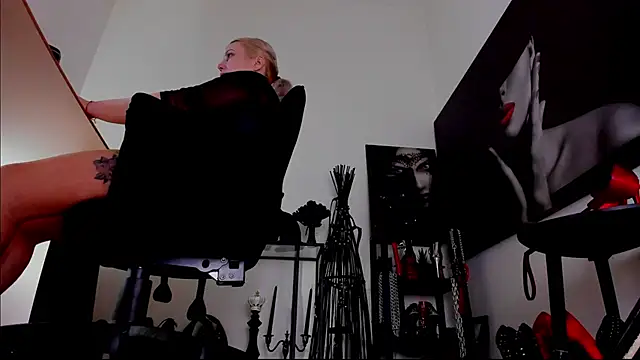 demisweet online show from February 12, 5:35 am