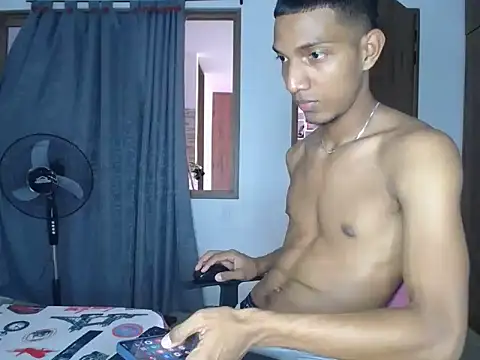 Snapshot of miguelmarcus chatting on September 15, 5:35 pm miguelmarcus online show from September 15, 5:35 pm