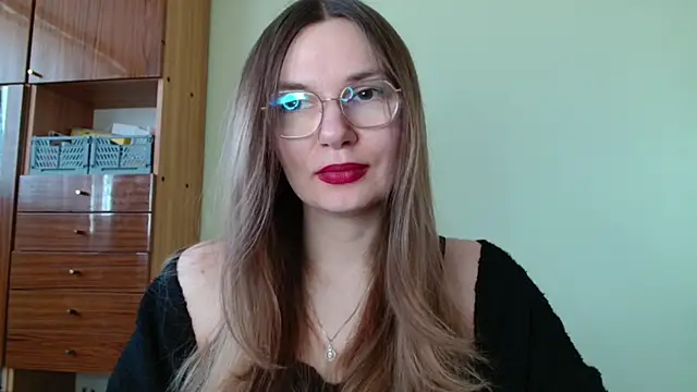 LooveELLYx online show from February 26, 7:40 am