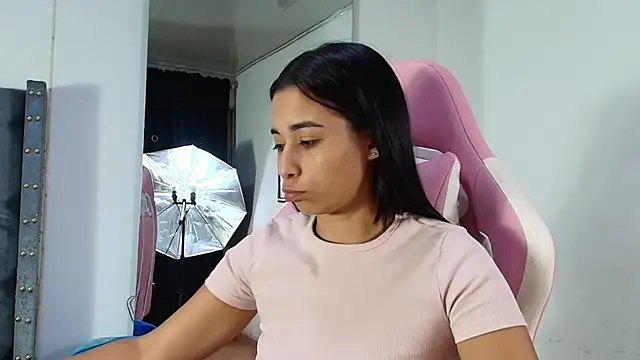 Snapshot of GraceWallace_ chatting on April 25, 2:36 am GraceWallace online show from April 25, 2:36 am