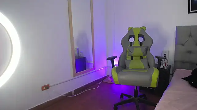 Esmeraldaa- online show from October 31, 3:51 am