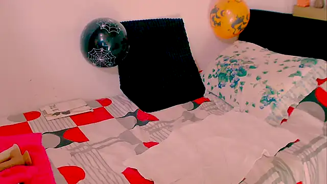 Kendraline1 online show from October 30, 9:15 pm