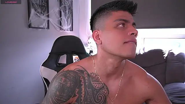 Snapshot of tyler_muscle1 chatting on October 7, 7:33 pm tyler muscle1 online show from October 7, 7:33 pm