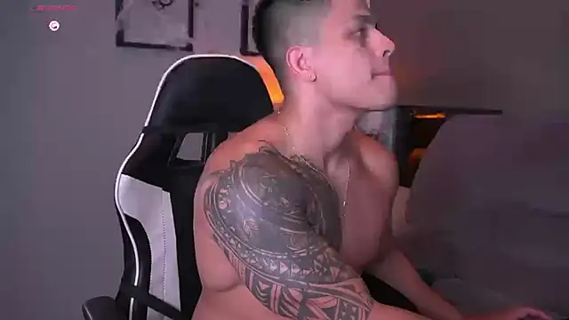 Snapshot of tyler_muscle1 chatting on October 22, 1:17 am tyler muscle1 online show from October 22, 1:17 am