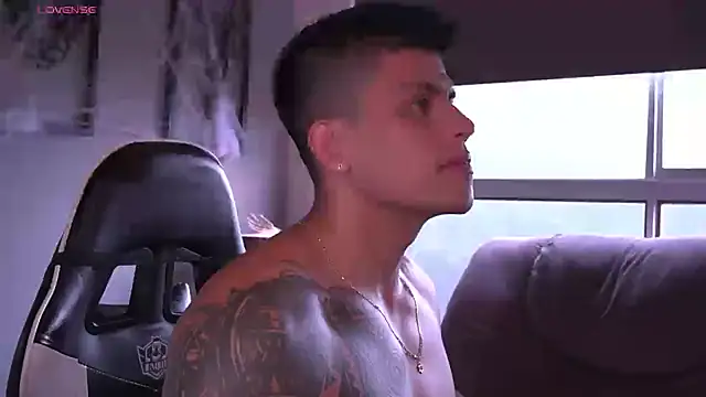 Snapshot of tyler_muscle1 chatting on October 22, 5:56 pm tyler muscle1 online show from October 22, 5:56 pm