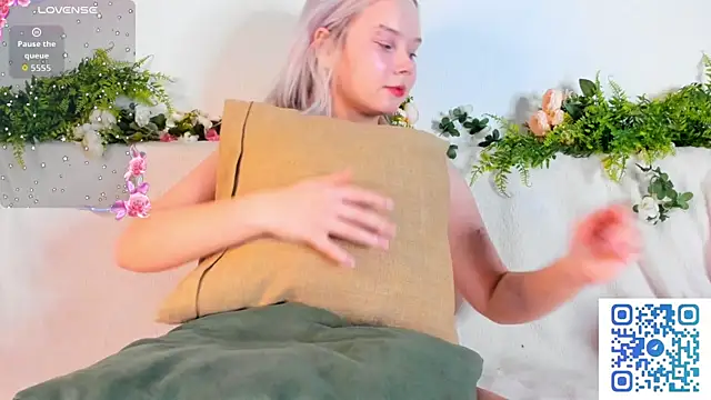 Snapshot of girlllsooft chatting on October 9, 6:17 pm girlllsooft online show from October 9, 6:17 pm