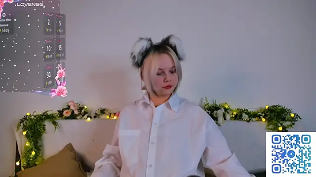 Snapshot of girlllsooft chatting on October 23, 1:10 pm girlllsooft online show from October 23, 1:10 pm