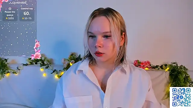 Snapshot of girlllsooft chatting on November 16, 2:06 am girlllsooft online show from November 16, 2:06 am