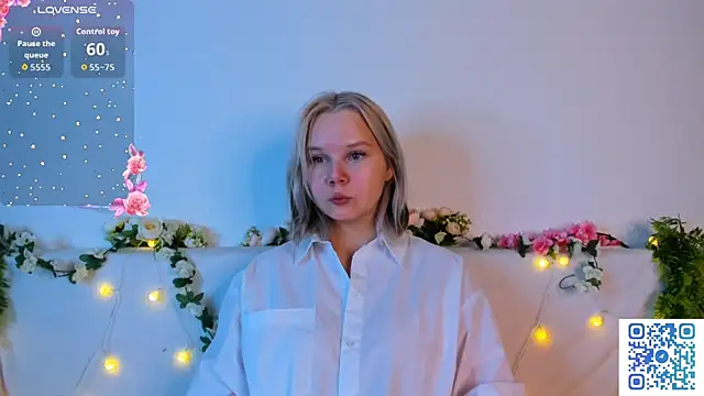 Snapshot of girlllsooft chatting on November 30, 2:15 am girlllsooft online show from November 30, 2:15 am