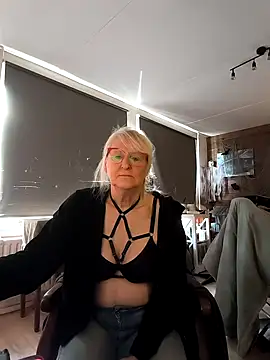 Snapshot of SexyKato001 chatting on November 6, 12:39 pm SexyKato001 online show from November 6, 12:39 pm