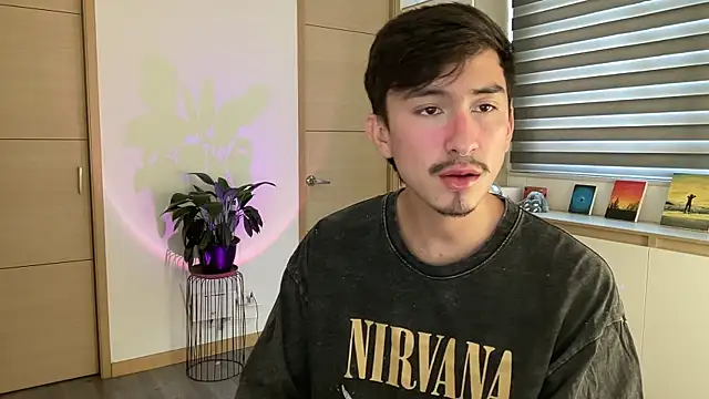 Snapshot of sweettaaron01 chatting on October 25, 5:40 pm sweettaaron01 online show from October 25, 5:40 pm