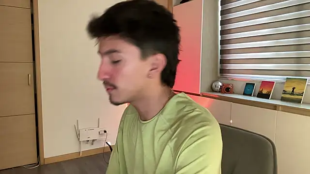 Snapshot of sweettaaron01 chatting on December 15, 6:01 pm sweettaaron01 online show from December 15, 6:01 pm