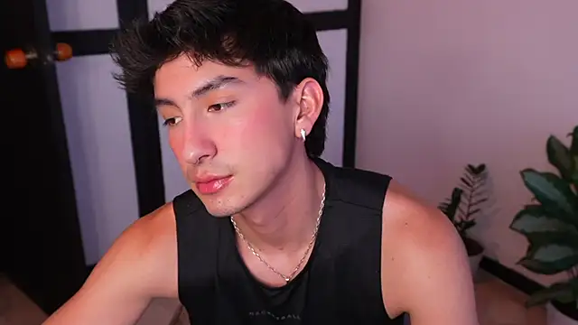 Snapshot of sweettaaron01 chatting on June 17, 11:05 pm sweettaaron01 online show from June 17, 11:05 pm