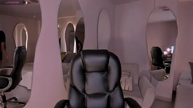 SarahYates online show from April 13, 5:02 am