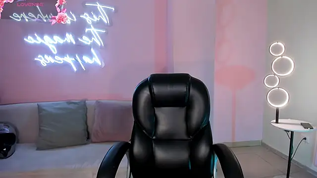 Snapshot of IsabellaMoreau chatting on June 12, 7:24 pm IsabellaMoreau online show from June 12, 7:24 pm