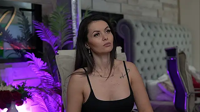 Snapshot of SeductiveMom chatting on December 5, 4:21 am SeductiveMom online show from December 5, 4:21 am